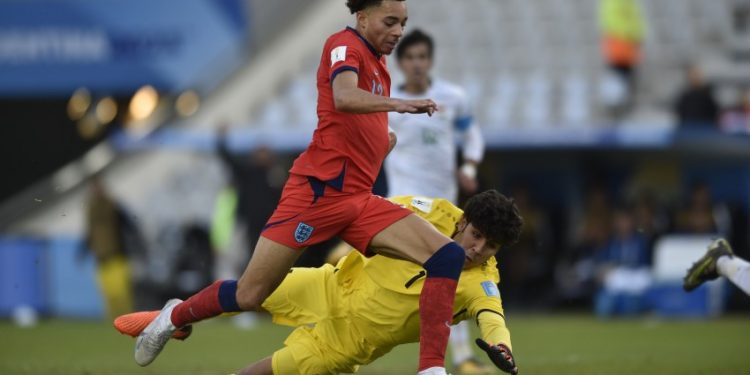 England's Samuel Edozie, front, runs with the ball as Iraq's goalkeeper Hussein Hasan tries to stop him during a FIFA U-20 World Cup Group E soccer match at the Diego Armando Maradona stadium in La Plata, Argentina, Sunday, May 28, 2023. (AP Photo/Gustavo Garello)