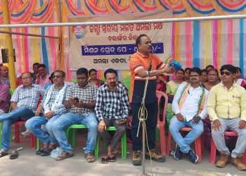 50,000 govt employees go on indefinite strike in Odisha