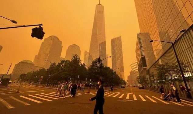 Pedestrians pass the One World Trade Centre in New York City (Image: AP)