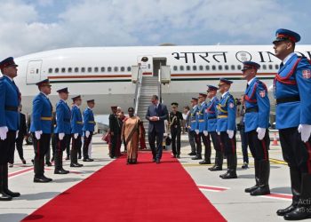 President Droupadi Murmu being welcomed by Serbian President Aleksandar Vucic on her arrival in Serbia (Image: rashtrapatibhvn/Twitter)