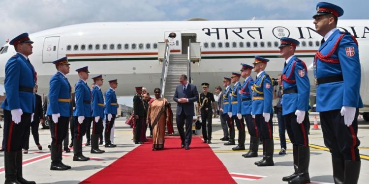 President Droupadi Murmu being welcomed by Serbian President Aleksandar Vucic on her arrival in Serbia (Image: rashtrapatibhvn/Twitter)