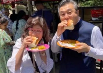 Hiroshi Suzuki enjoying Vda Pav with his wife