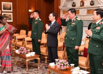 President Droupadi Murmu meets Vietnamese Defence Minister General Phan Van Giang at Rashtrapati Bhavan