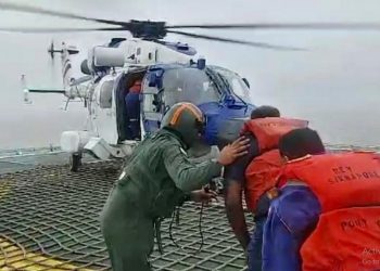Indian Coast Guard carrying out evacuation operation on a jackup rig in Okha, Gujarat