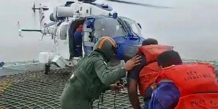 Indian Coast Guard carrying out evacuation operation on a jackup rig in Okha, Gujarat