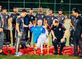 Indian Football team skipper Sunil Chettri and coach Igor Štimac presenting Indian jersey to Odisha CM Naveen Patnaik (Image: IndianFootball/Twitter)