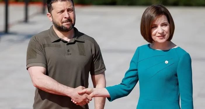 Ukrainian President Volodymyr Zelenskyy with his Moldavian counterpart Maia Sandu at the European Summit 2023 (Image: Twitter)