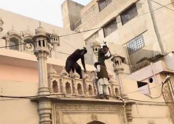 Ahmadi Mosque being demolished in Pakistan