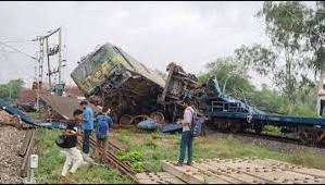 Bankura goods train crash: Railway association blames long work hours for loco pilot falling asleep