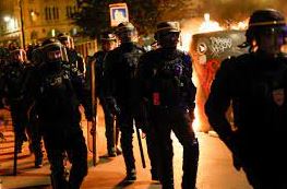France riots: More than 900 people arrested overnight as young rioters clash with police