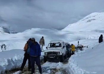 Himachal minister reaches Chandertal to aid rescue of 290 stranded tourists; 1,020 roads still blocked