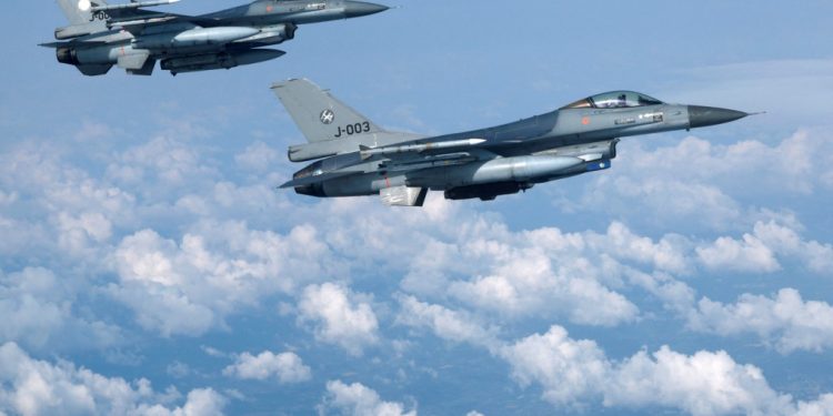 FILE PHOTO: Netherlands' Air Force F-16 fighter jets fly during a media day illustrating how NATO Air Policing safeguards the Allies' airspace in the northern and northeastern region of the Alliance, July 4, 2023. REUTERS/Piroschka van de Wouw/File Photo
