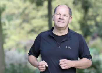 German Chancellor Olaf Scholz falls while jogging, bruises his face