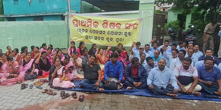 Over 1.30 lakh primary teachers stage protest across Odisha