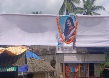 Parents declare living daughter dead, perform last rites for marrying against their wishes in Odisha’s Kendrapara Kendrapara: In a bizarre turn of events, family members of a 20-year-old girl in Odisha's Kendrapara district publicly declared their living daughter dead and performed her post-death rituals Thursday to protest her marriage against their wishes. Dipanjali Mallick (20), the daughter of Muna Mallick of Demal village under Aul police station, married her boyfriend Rajendra Mallick (23) in a temple on August 28. Infuriated over their daughter defying their decision, the parents took to the extreme step by severing ties with her and pronouncing her ‘dead'. "Our daughter had eloped with Rajendra. We lodged an FIR against him in Aul police station. Police handed over our daughter after tracing her. But Dipanjali rebelled and married Rajendra in the village temple. It deeply hurt us and tarnished our dignity. We performed obsequies. For all practical purposes, she is dead for us,” said Muna Mallick, the girl's father. "She had brought shame upon the entire family. We performed ‘pind daan' and organised 'Dasaha Bhoji ' (feast held after a person's demise) to publicly declare that our daughter was dead for us. We had a dream to arrange her marriage with a suitable youth. But she paid scant attention and got married without our consent," Mallick said. "I have attained marriageable age. I made the right decision," said Dipanjali. However, the groom's parents are quite glad on the arrival of the daughter-in-law. "My son has not done any wrong. We gladly accepted Dipanjali as our daughter-in-law,” said Anant Mallick, father of Rajendra. "Both the bride and groom are adults. There is nothing wrong in a girl eloping to get married according to her choice after she has attained the age of 18 years. The family members of the girl have no right to perform her last rites. They humiliated and violated her human rights by performing her obsequies," said Amarbara Biswal, a human rights activist of Kendrapara. PTI Kendrapara,