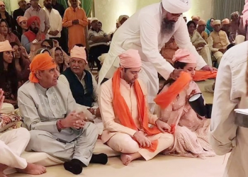 Parineeti Chopra, Raghav Chadha's picture seeking blessings in Gurudwara goes viral