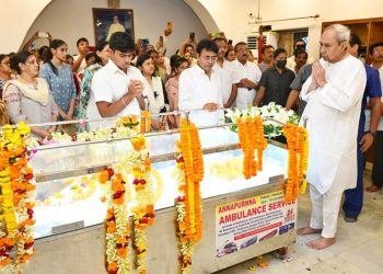 Patnaik visits Patro's house, pays last respect to party leader