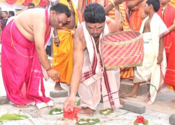 Priests offering ‘Navanna’ at Samaleswari
Temple in Sambalpur Wednesday