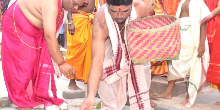 Priests offering ‘Navanna’ at Samaleswari
Temple in Sambalpur Wednesday