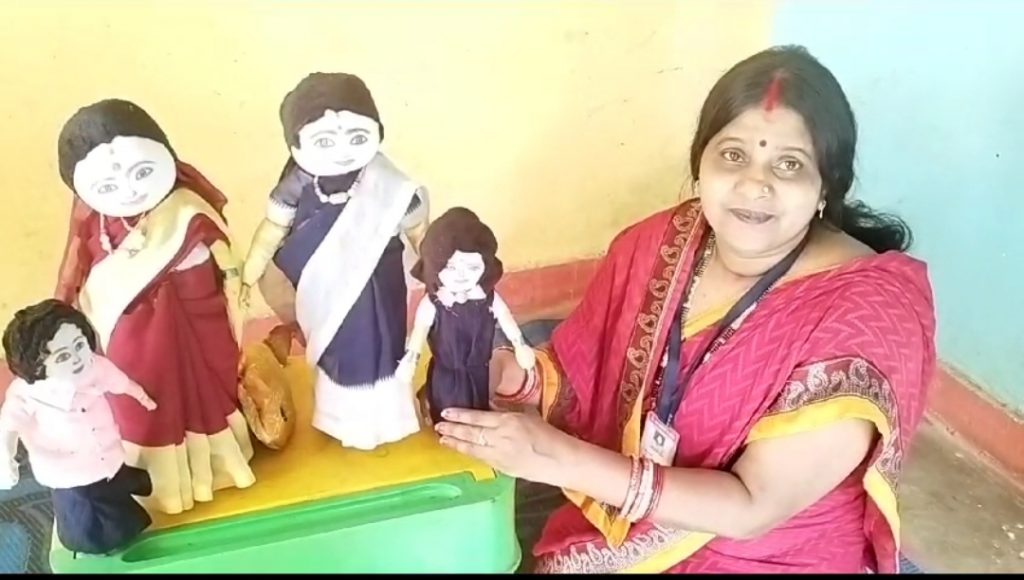 Anganwadi worker teaches kids with toys made from garbage