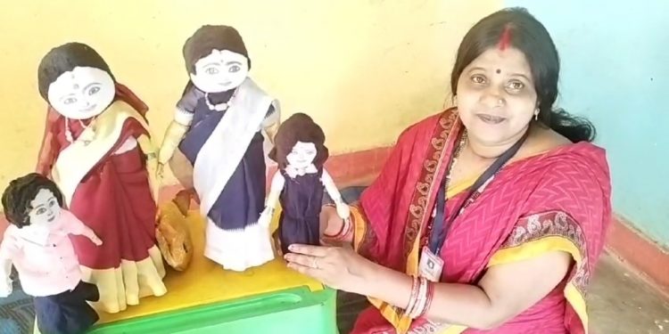 Anganwadi worker teaches kids with toys made from garbage