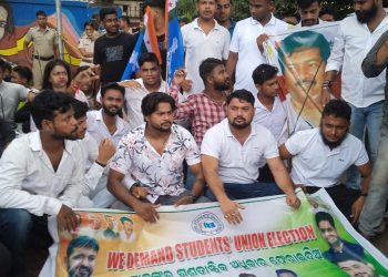 Odisha: NSUI members protest outside minister's house demanding students' union polls