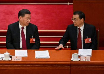 Xi Jinping (L) speaks with Li Keqiang during the opening session of the National People's Congress at the Great Hall of the People in Beijing March 5, 2023. (PC: AFP)