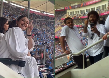 Arijit Singh requests Anushka Sharma for picture at India-Pak match, video goes viral
