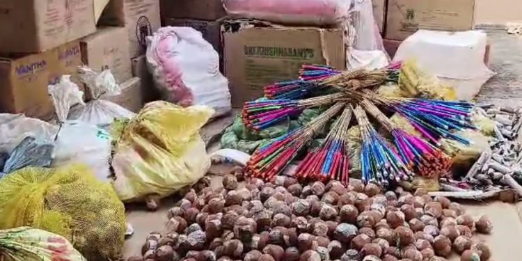 Commissionerate Police nabs two for illegal firecracker trading
