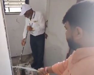 Doctors threaten agitation after Shiv Sena MP makes Nanded hospital dean clean toilet