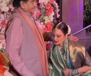 Rekha touches Shatrughan Sinha’s feet, Internet asks ‘aren't they the same age?’