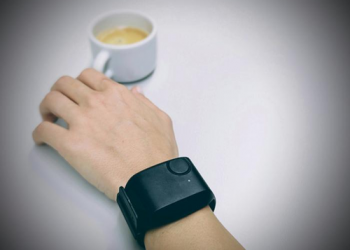 This wearable bracelet can track bipolar mood swings
