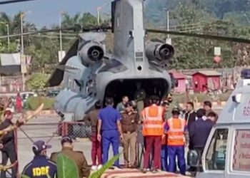 Chinook airlifts rescued workers