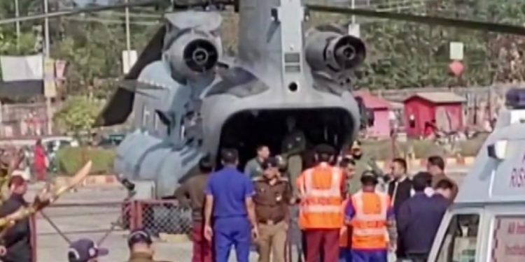 Chinook airlifts rescued workers