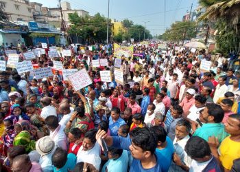 Salia Sahi slum dwellers march towards Assembly, stopped mid-way
