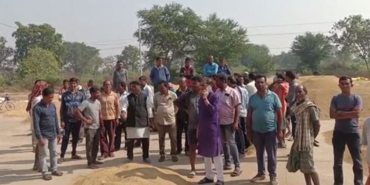 Kalahandi paddy farmer protest in mandi