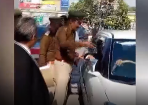 Lucknow viral video of lawyer abusing cop