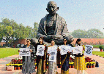 TMC women MPs protest against Giriraj Singh's remarks on Mamata Banerjee