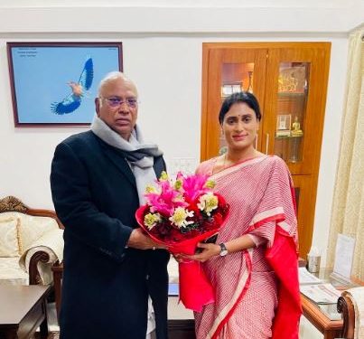 YS Sharmila meets Mallikarjun Kharge