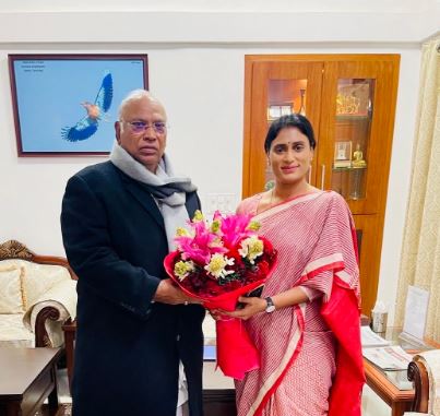 YS Sharmila meets Mallikarjun Kharge