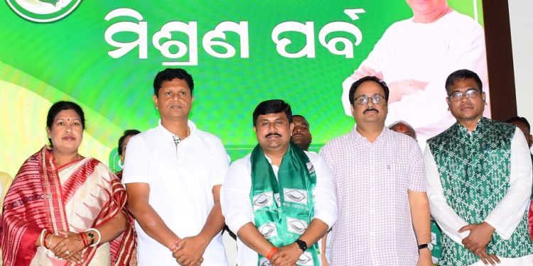 Khariar Congress MLA Adhiraj Mohan Panigrahi joined BJD at Sankha Bhaban on Wednesday (5)