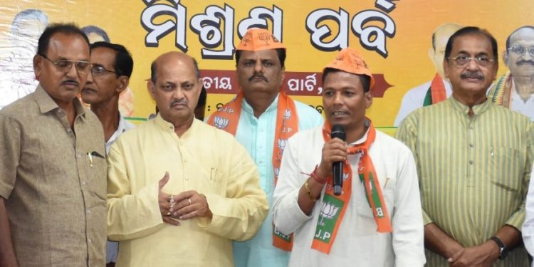 Former BJD leader Kailash Chandra Kulesika joins BJP
