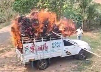 Fire engulfs cotton laden vehicle in Kalahandi district; high-voltage electrical wires blamed