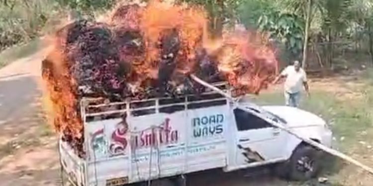 Fire engulfs cotton laden vehicle in Kalahandi district; high-voltage electrical wires blamed