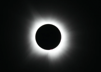 Total solar eclipse wows North America