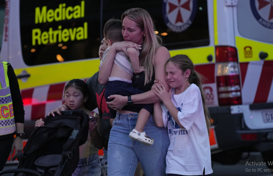 Five people, suspect killed in Sydney shopping centre stabbing attack