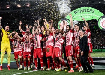 Olympiakos Greek midfielder Konstantinos Fortounis (C) and Olympiakos players celebrate with the trophy after winning the UEFA Europa Conference League final against Fiorentina at the AEK Arena in Athens on May 29, 2024. (AFP)