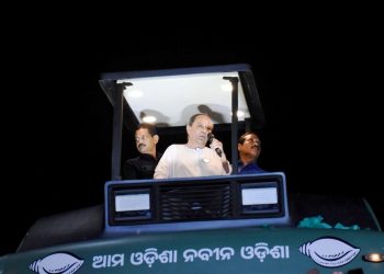 Naveen holds massive roadshow in Bhubaneswar