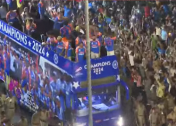Traffic comes to standstill as India's victory parade starts in Mumbai