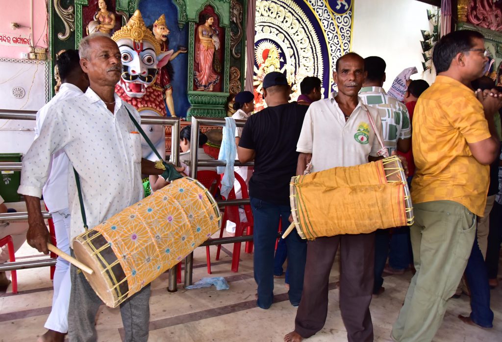 Dhak and dhakis steal the show in durga puja festive season